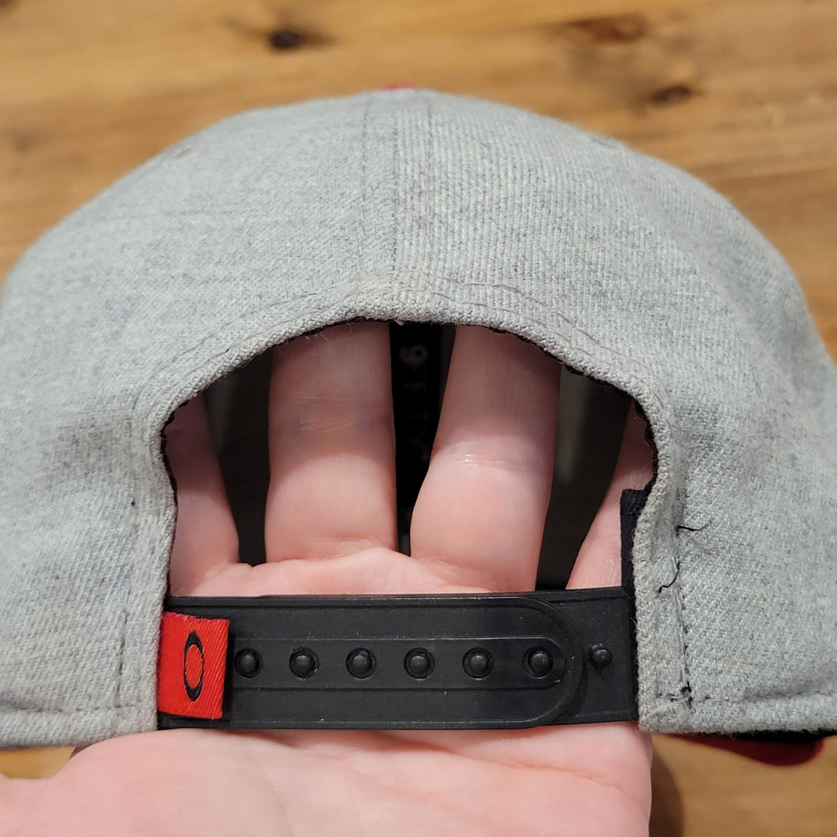 Oakley Hat Cap Snapback Gray Red Spell Out New Era 9Fifty One Size