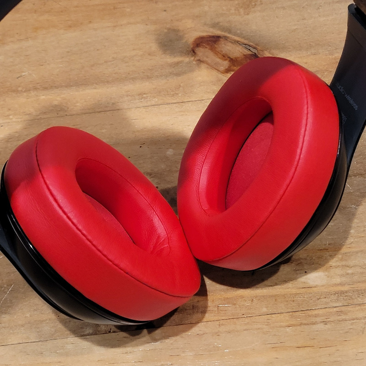 Beats Studio 2 Wireless Over Ear Headphones Decade Collection Defiant Black Red
