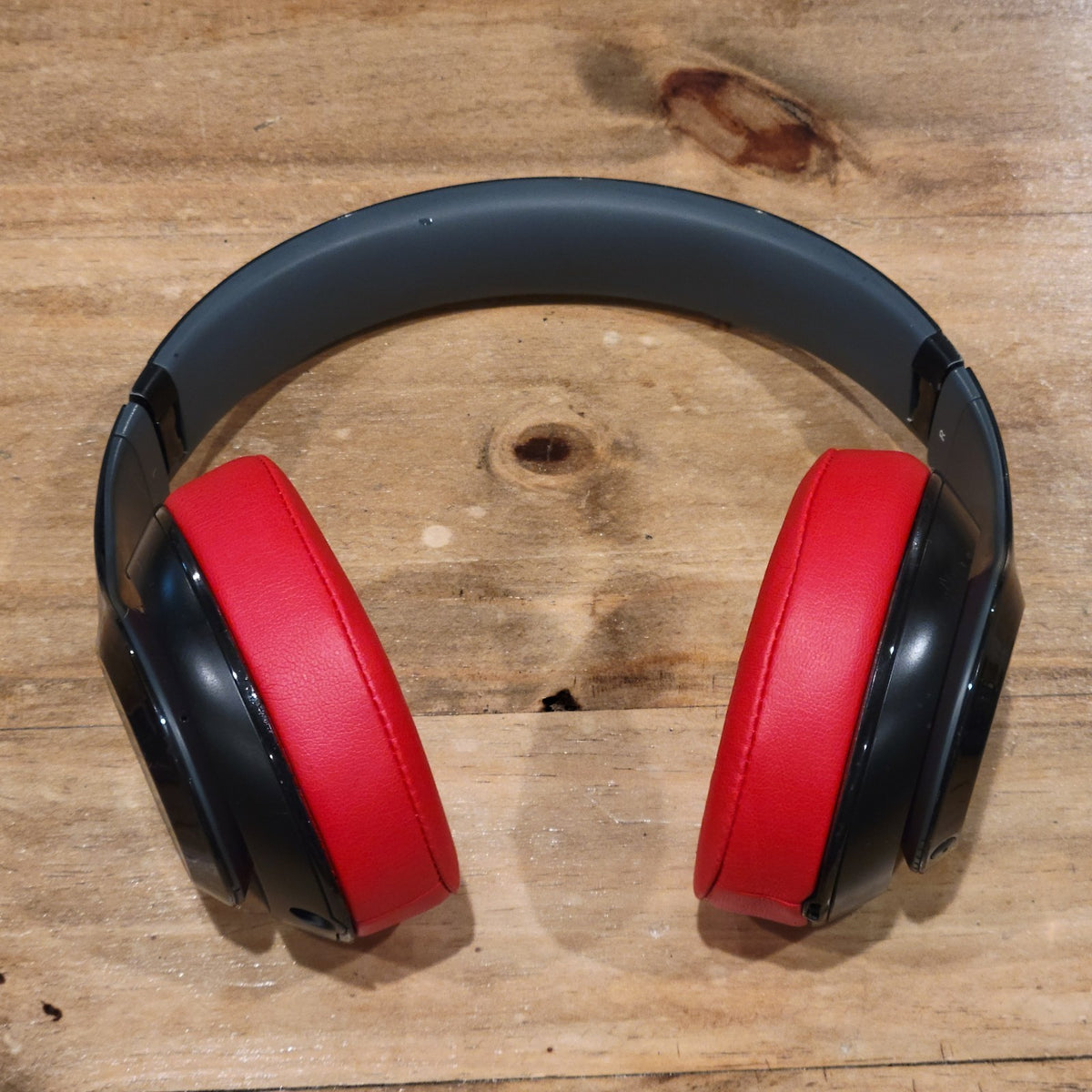 Beats Studio 2 Wireless Over Ear Headphones Decade Collection Defiant Black Red