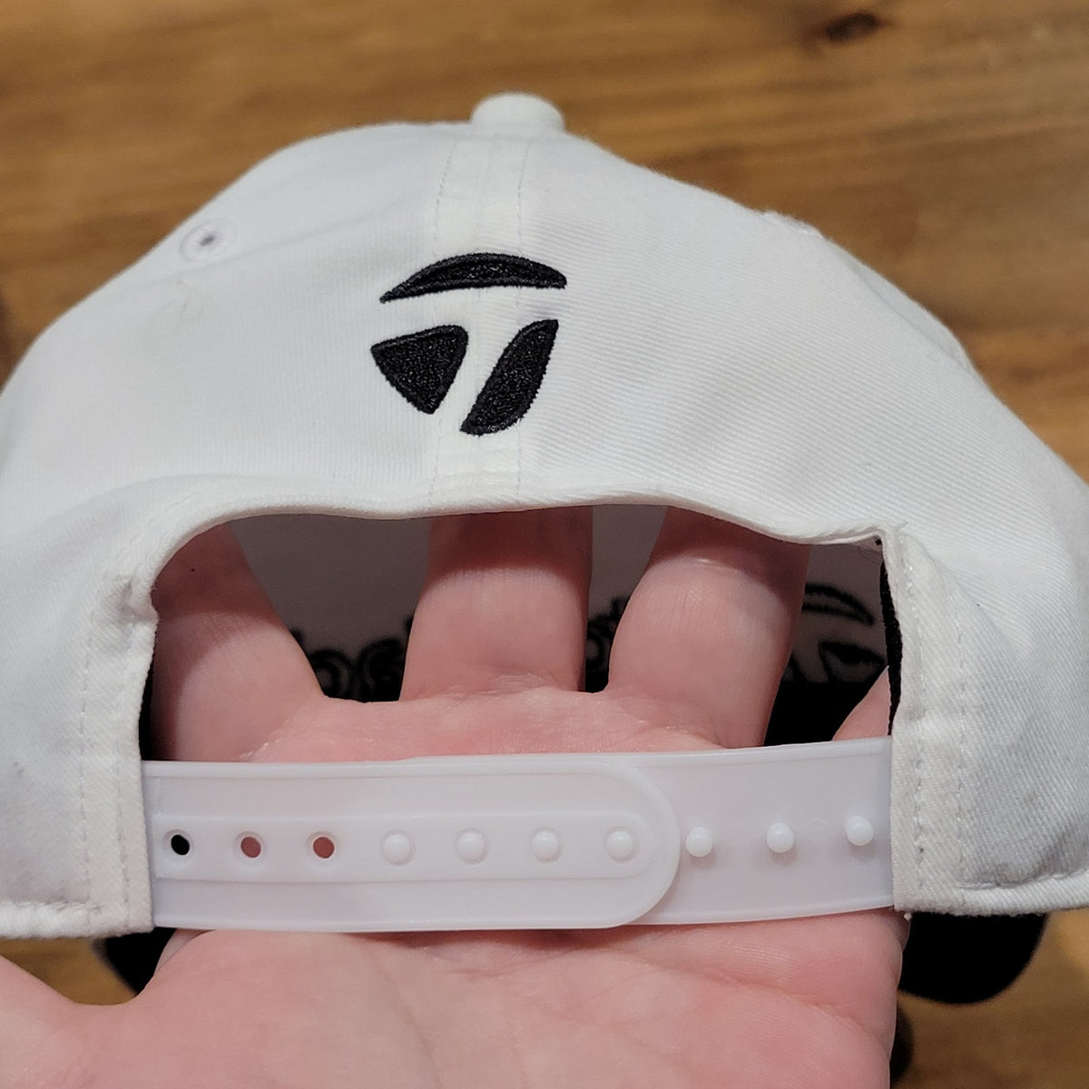Taylormade Golf Hat Cap SNapback White Black Spell Out Logo Reg 58 CM TP5 Qi 35