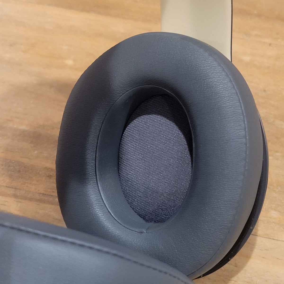 Beats Studio 3 Wireless Over Ear Headphones Shadow Gray Gold Skyline Studio3