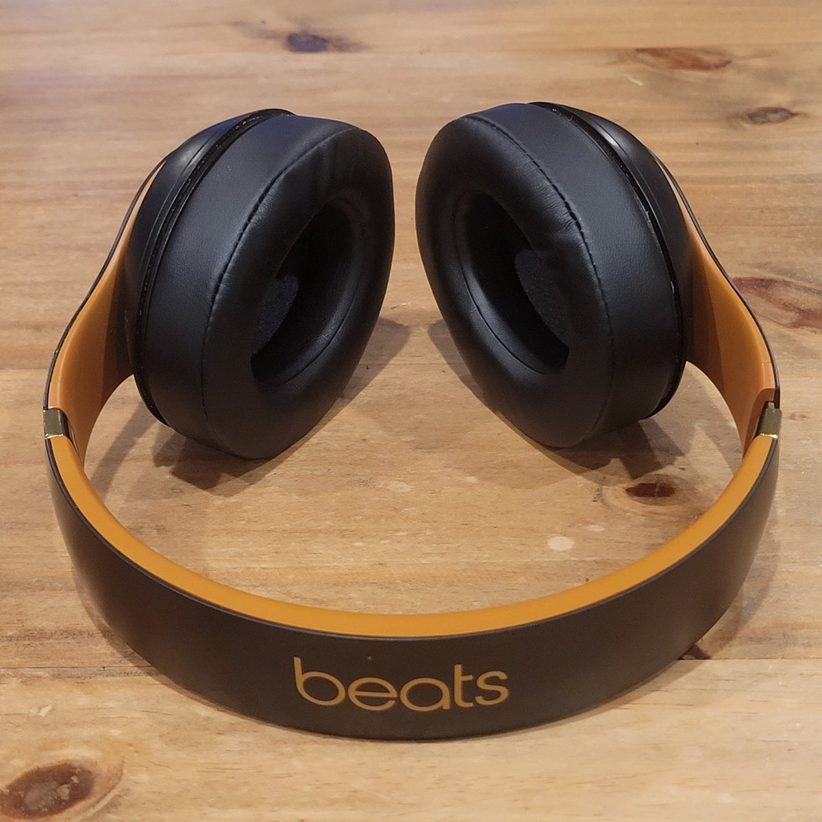 Beats Studio 3 Wireless Over Ear Headphones Midnight Black Gold Skyline Edition