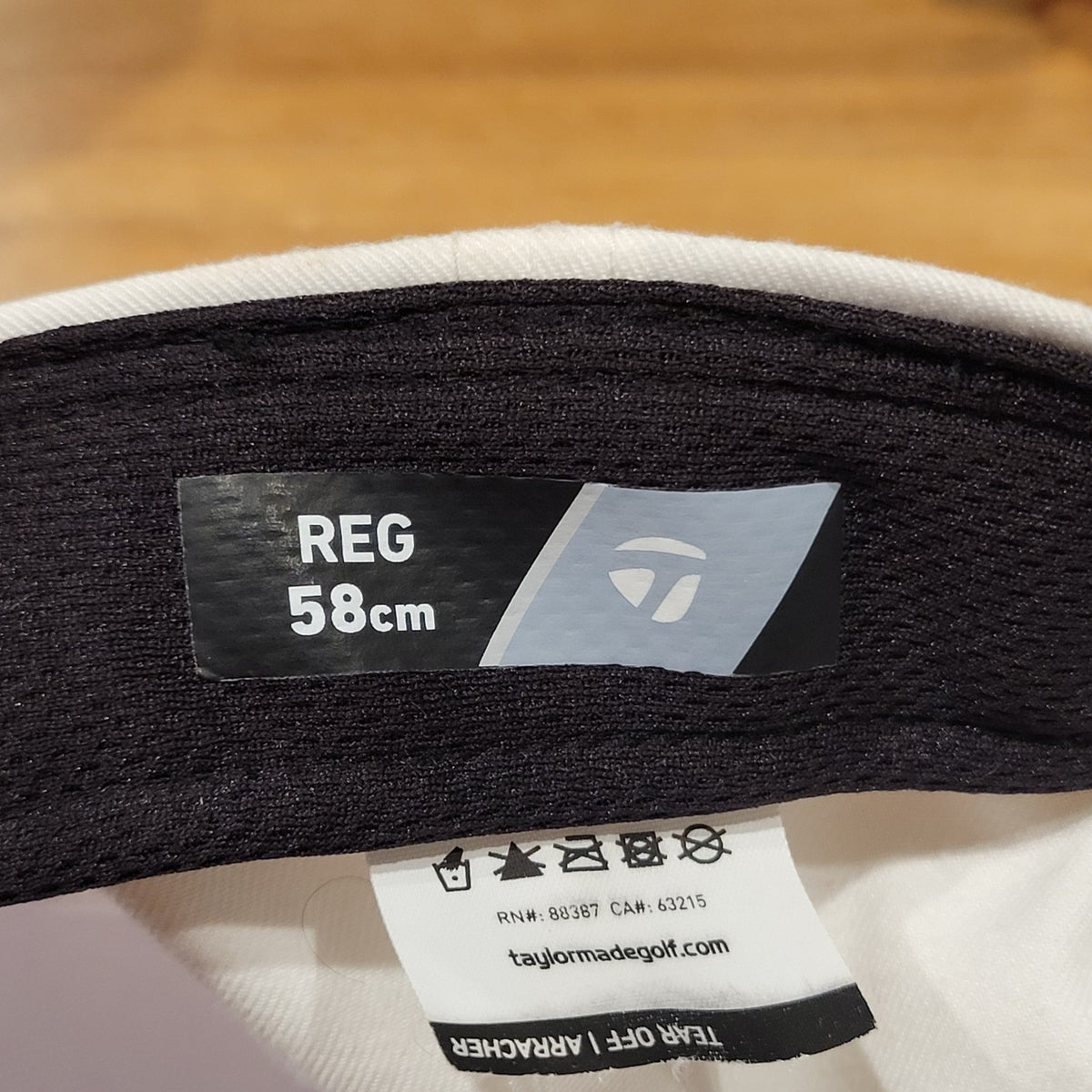 Taylormade Golf Hat Cap SNapback White Black Spell Out Logo Reg 58 CM TP5 Qi 35