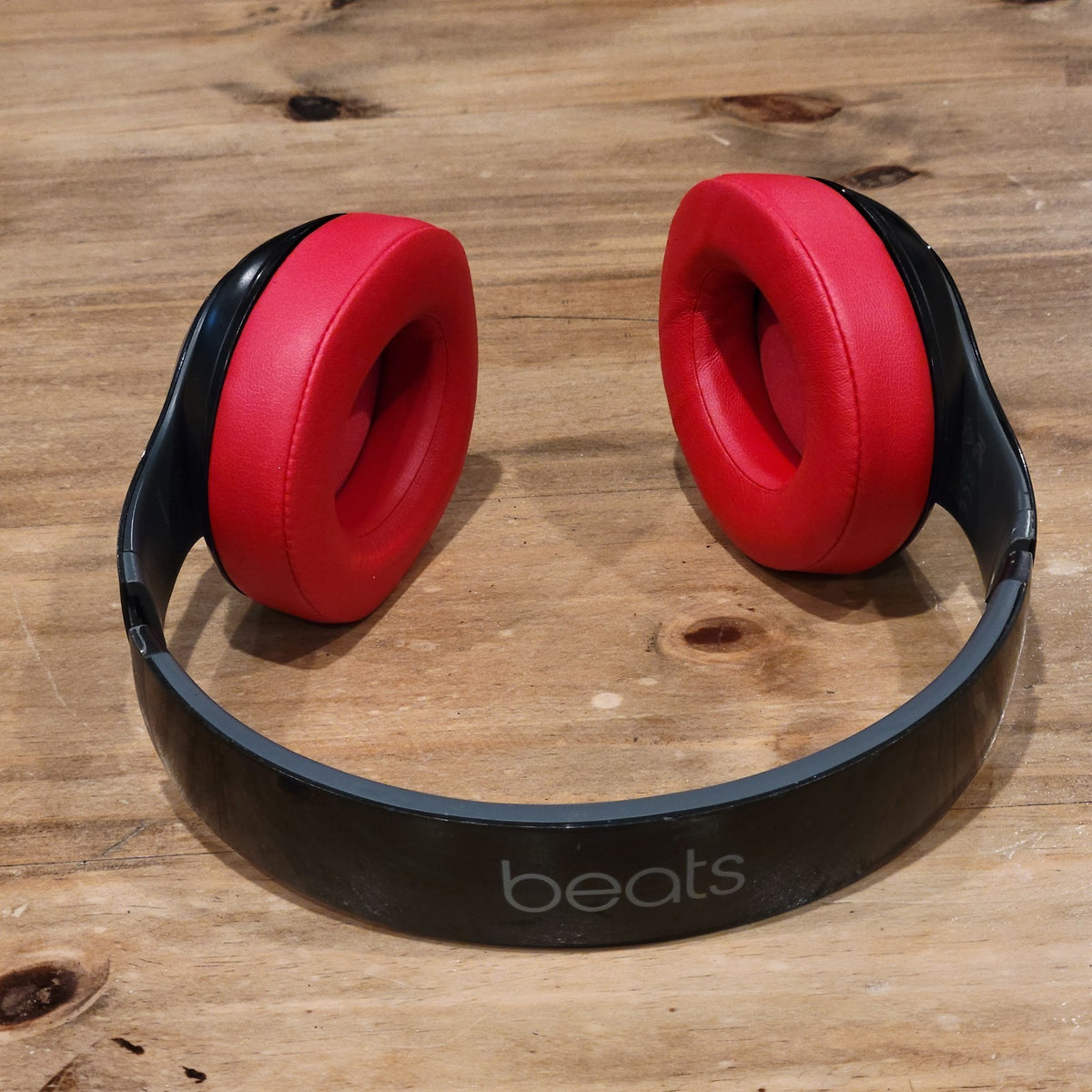 Beats Studio 2 Wireless Over Ear Headphones Decade Collection Defiant Black Red