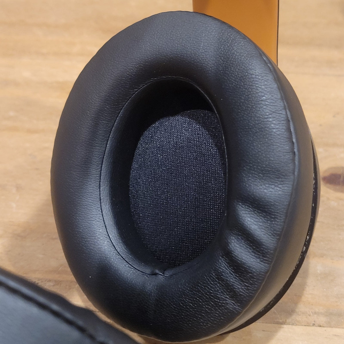 Beats Studio 3 Wireless Over Ear Headphones Midnight Black Gold Skyline Edition